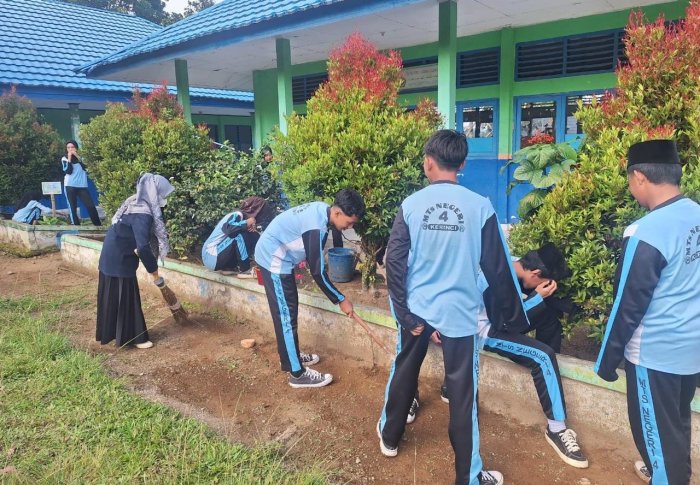 MTsN 4 Kerinci Gelar Gotong Royong Bersihkan Lingkungan Madrasah