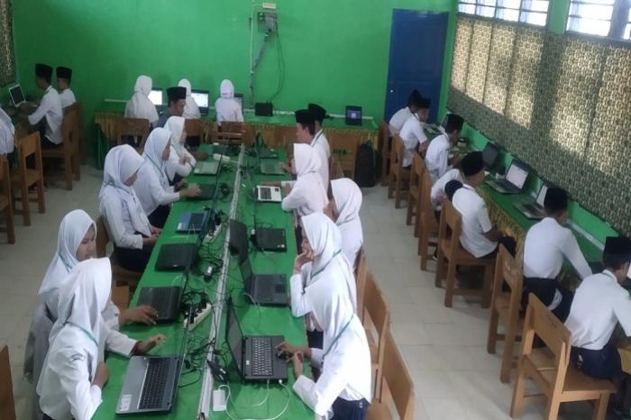 PELAKSANAAN UJIAN SEKOLAH BERSTANDAR NASIONAL BERBASIS KOMPUTER (USBN-BK) DI  MTsN 4 KERINCI
