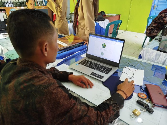 Wakamad Bidang Kurikulum MTsN 4 Kerinci Siapkan Blanko Rapor Mid Semester 2025