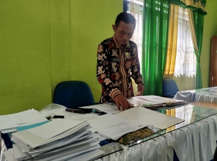 Wakamad Bidang Kurikulum MTsN 4 Kerinci Rampungkan Administrasi UTS Semester Genap TP 2025-2026