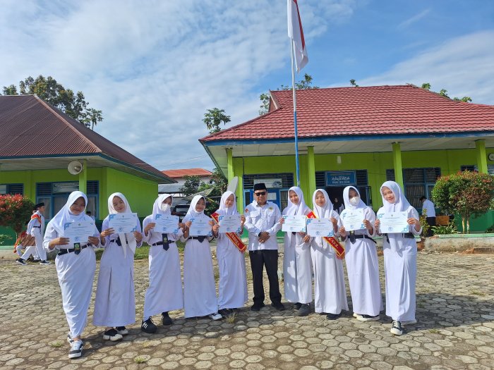 Kepala MTsN 4 Kerinci Serahkan Sertifikat OMI 2025