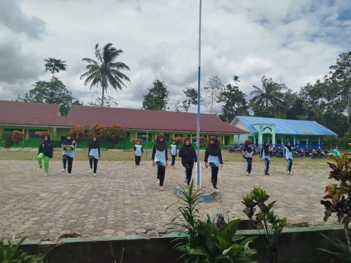 Paskibra MTsN 4 Kerinci Latihan Jelang Upacara Hari Pahlawan