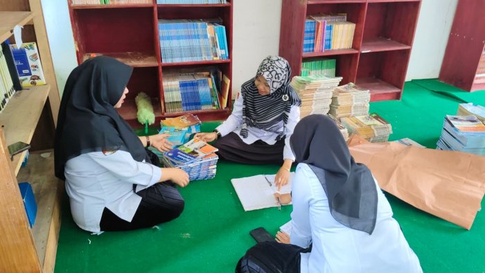 Pegawai Perpustakaan MTsN 4 Kerinci Klasifikasikan Buku