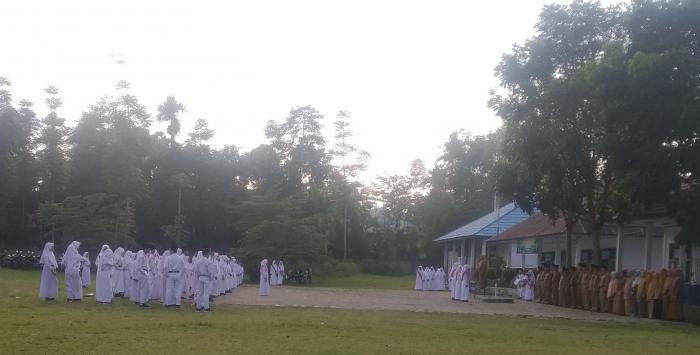 Upacara Bendera Hari Senin di MTs Negeri 4 Kerinci Upacara Bendera Hari Senin di MTs Negeri 4 Kerinci