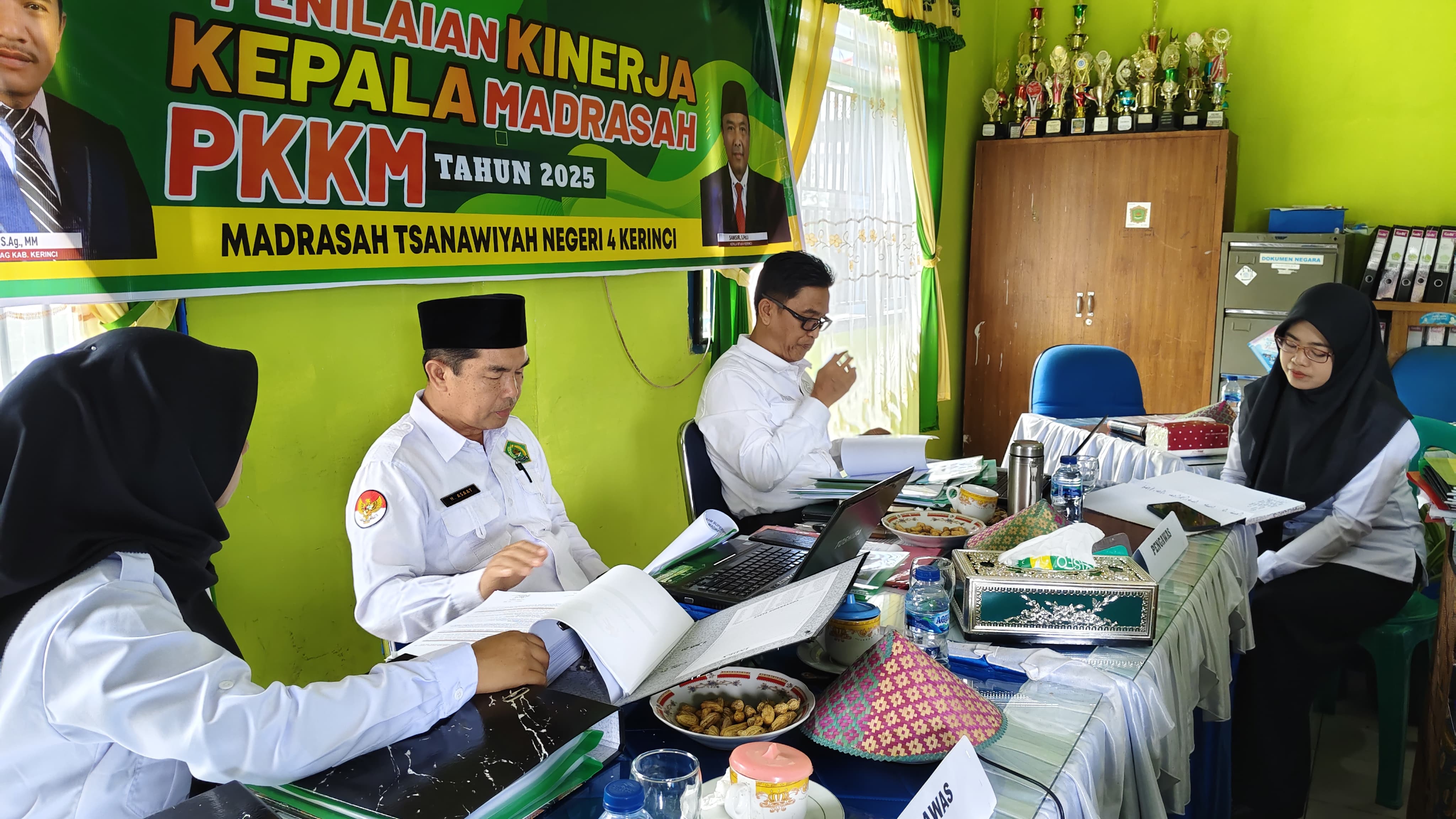 Penilaian Kinerja Kepala Madrasah (PKKM) Usai, Pengawas Madrasah Berikan Apresiasi  Untuk MTsN 4 Kerinci 