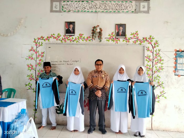 MTsN 4 Kerinci Bagikan Seragam Olahraga untuk Siswa Kelas VII