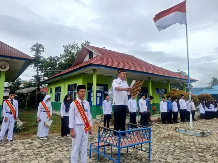 Teladani Semangat Juang dan Pengabdian Para Pahlawan : MTsN 4 Kerinci Gelar Upacara Peringatan Hari Pahlawan