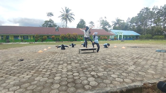 Tim Tari MTsN 4 Kerinci Gelar Latihan di Lapangan Madrasah