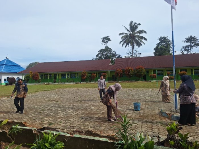 Kepala MTsN 4 Kerinci Ajak Pegawai Gelar Aksi Bersih Lingkungan
