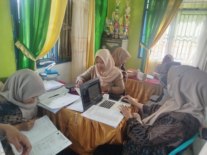 Ramadhan Bukan Halangan, Staf TU MTsN 4 Kerinci Tetap Produktif Kelola Administrasi Madrasah