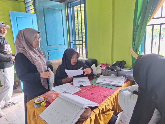 Dedikasi Diakhir Pekan, Staf Tata Usaha MTsN 4 Kerinci Mantapkan Penataan Administrasi dan Persuratan Dedikasi Diakhir Pekan, Staf Tata Usaha MTsN 4 Kerinci Mantapkan Penataan Administrasi dan Persuratan