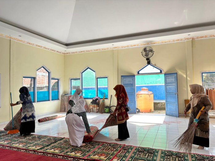 Sambut Isra' Mi'raj 1447 H: Siswa, Guru dan Staf MTsN 4 Kerinci Kompak Gotong Royong Bersihkan Mushalla