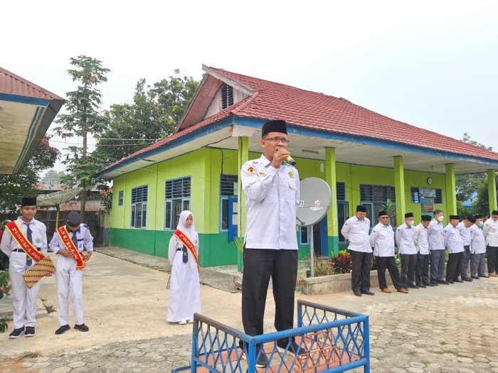 MTSN 4 Kerinci Gelar Upacara Bendera Senin Pagi, Pembina Upacara Ingatkan Pentingnya Kedisiplinan Siswa