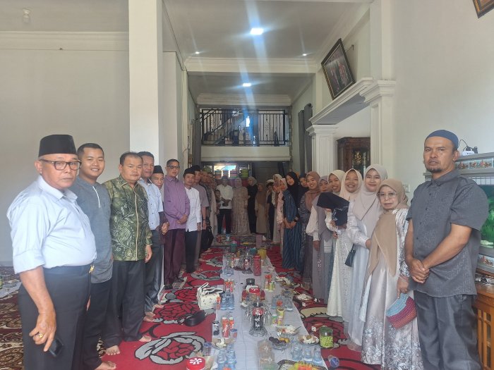 Pererat Silaturahmi, Keluarga Besar MTsN 4 Kerinci Gelar Halal Bihalal di Kediaman Kepala Madrasah