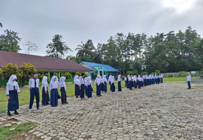 Tingkatkan Kedisiplinan Pasca Libur Ramadhan, MTsN 4 Kerinci Gelar Apel Pagi Bersama Bapak Mukti, S.Ag
