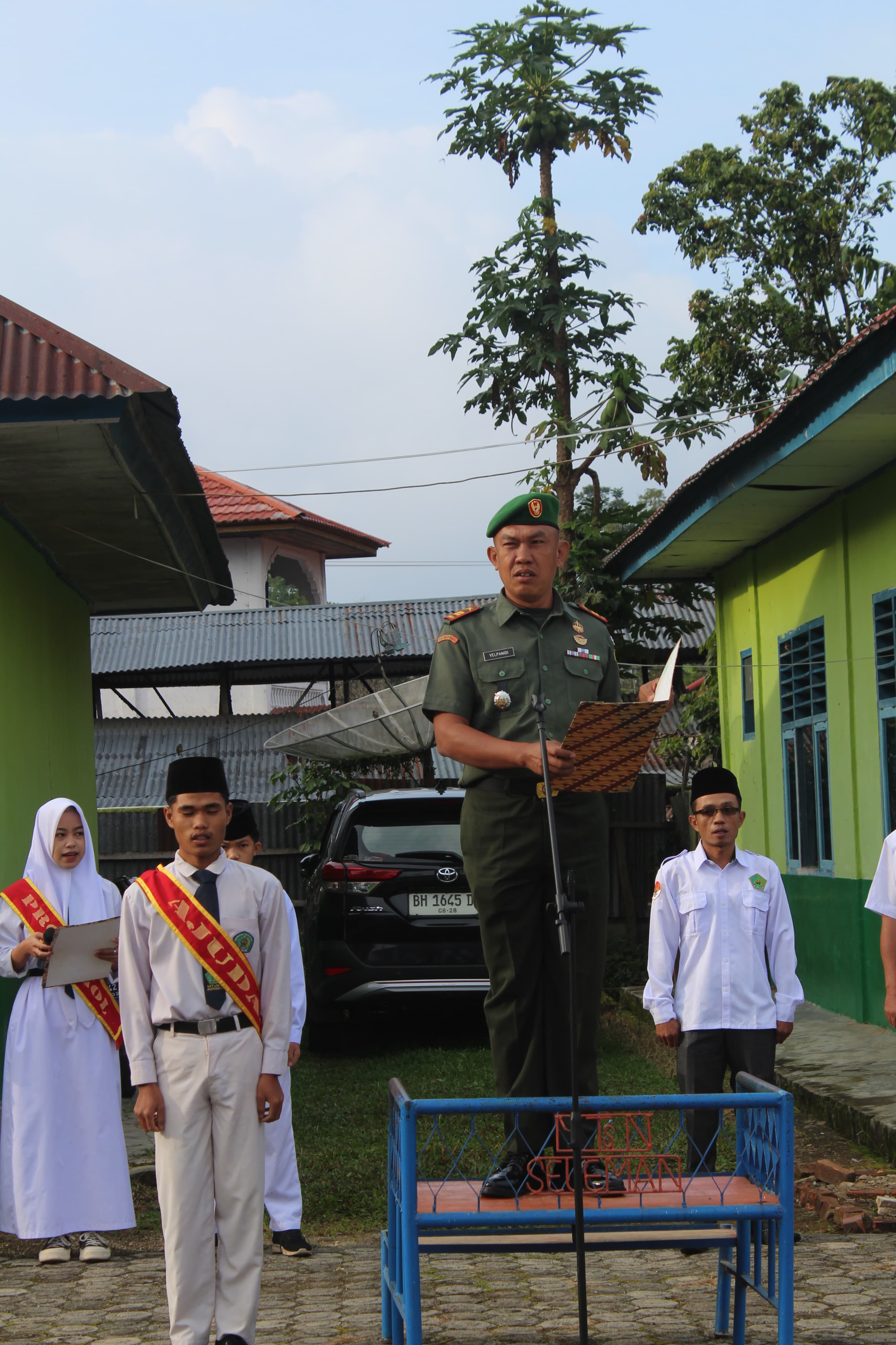 Bangun Karakter Disiplin dan Cinta Tanah Air, Komandan Koramil 417-05/Danau Kerinci Lettu Inf. Yelfanidi Pembina Upacara di MTsN 4 Kerinci