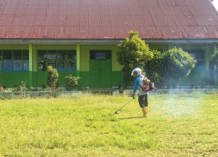 Jelang Libur, Pramubakti MTsN 4 Kerinci Percantik Lingkungan Madrasah