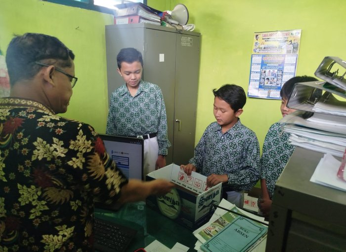 Pupuk Empati di Bulan Suci, OSIM MTsN 4 Kerinci Galang Dana Sosial