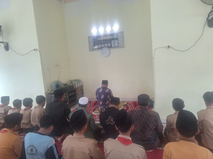 Perkuat Karakter Religius, MTsN 4 Kerinci Rutin Laksanakan Salat Zuhur Berjamaah