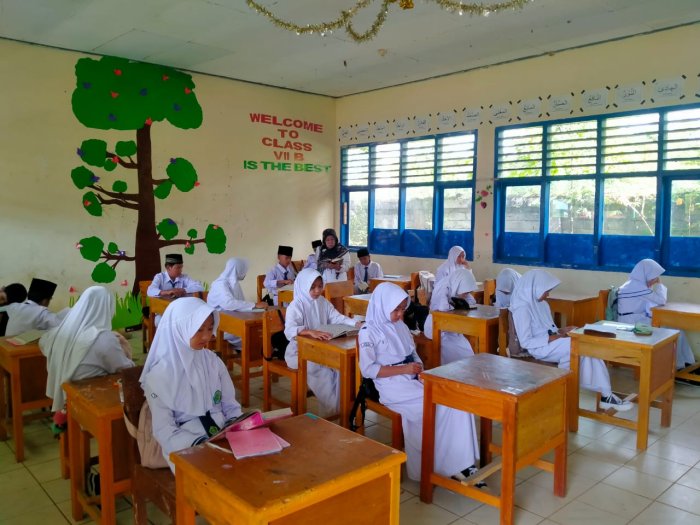 Tadarus Al-Quran Jadi Rutinitas Pagi Siswa MTsN 4 Kerinci Sebelum KBM Tadarus Al-Quran Jadi Rutinitas Pagi Siswa MTsN 4 Kerinci Sebelum KBM