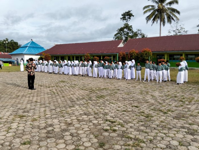 Tingkatkan Kedisiplinan dan Tanggung Jawab, Guru Piket Pimpin Apel Disiplin Siswa Pagi Rabu