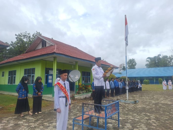 MTsN 4 Kerinci Gelar Upacara Bendera, Pembina Tekankan Disiplin dan Karakter