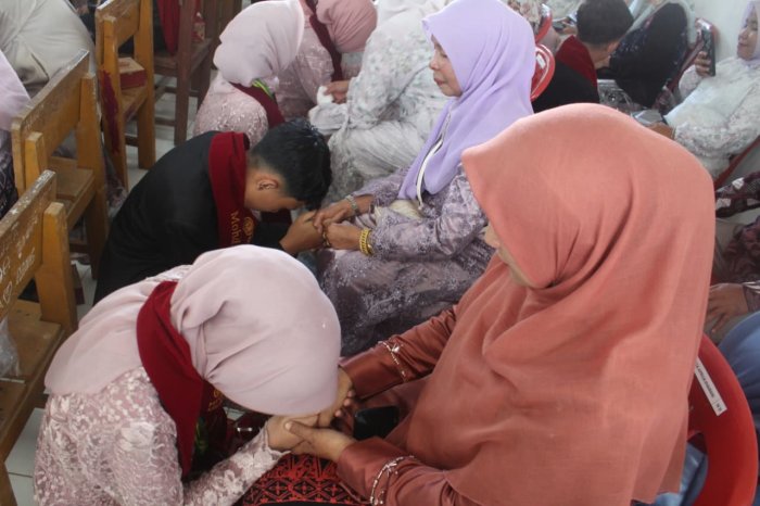 Air Mata Tumpah di Aula, Isak Tangis Pecah Saat Prosesi Sungkeman Siswa Kelas IX MTsN 4 Kerinci Kepada Orang Tua Air Mata Tumpah di Aula, Isak Tangis Pecah Saat Prosesi Sungkeman Siswa Kelas IX MTsN 4 Kerinci Kepada Orang Tua