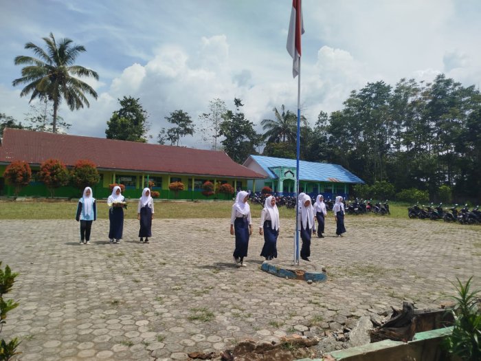 PASKIB MTsN 4 Kerinci Laksanakan Latihan Pengibaran Bendera PASKIB MTsN 4 Kerinci Laksanakan Latihan Pengibaran Bendera