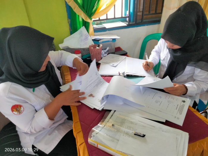 Tetap Profesional di Bulan Suci, Staf TU MTsN 4 Kerinci Kebut Verifikasi SKBK dan SKMT Guru
