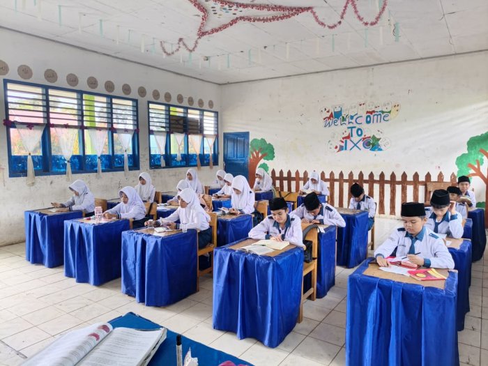 Gema Wahyu dan Shalawat: Awali Hari, Siswa MTsN 4 Kerinci Gelar Tadarus Bersama di Kelas