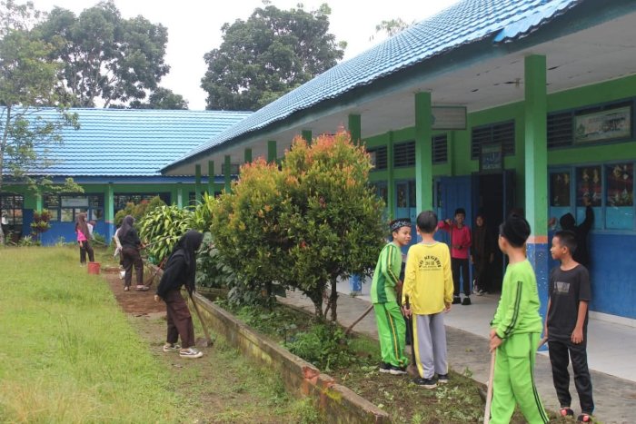 Sambut Idul Fitri, Keluarga Besar MTsN 4 Kerinci Gelar Gotong Royong Massal Sambut Idul Fitri, Keluarga Besar MTsN 4 Kerinci Gelar Gotong Royong Massal