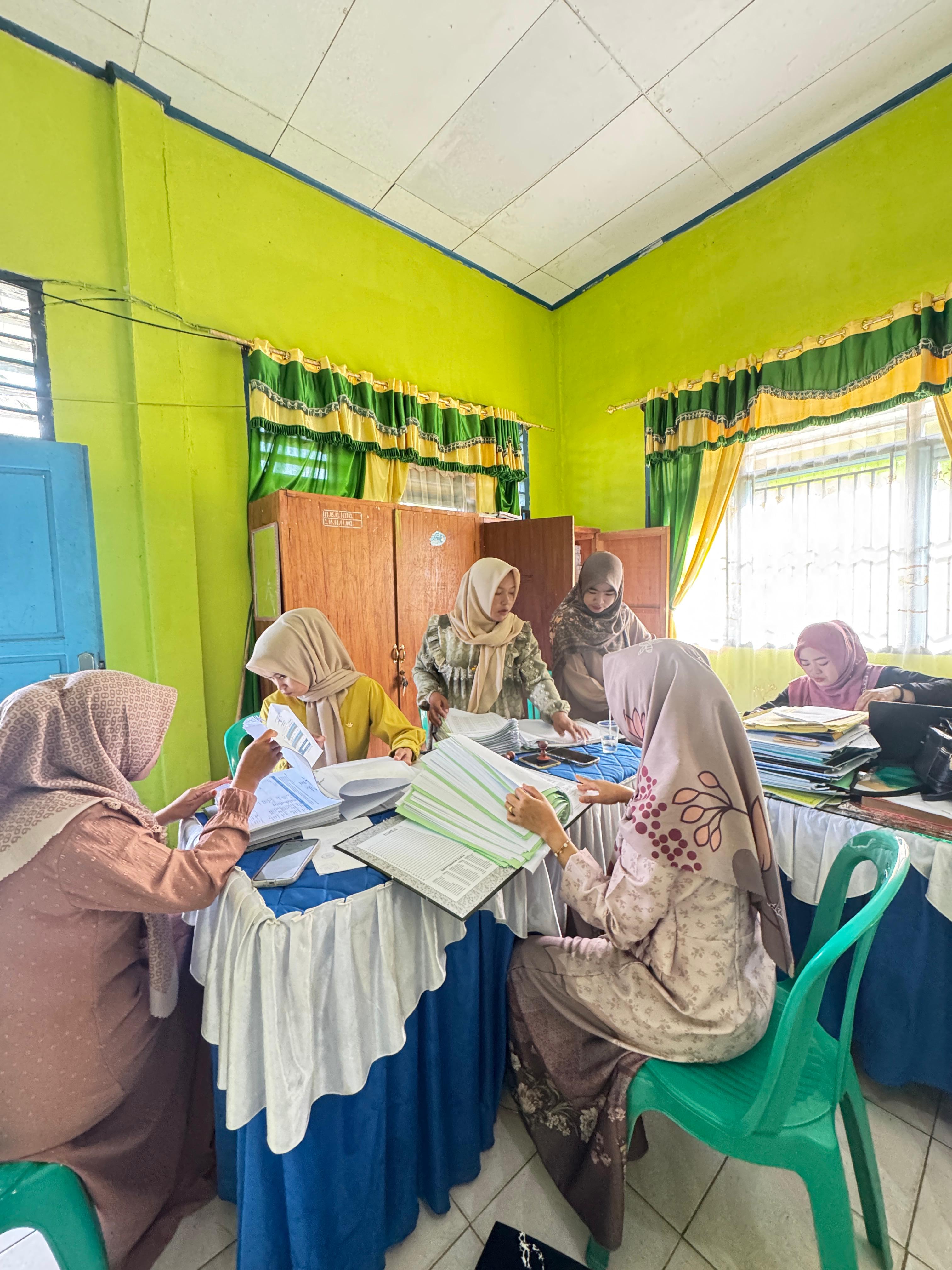 Sukseskan PKKM, Staff TU MTsN 4 Kerinci Lakukan Pengecekan Ulang Kelengkapan Berkas 