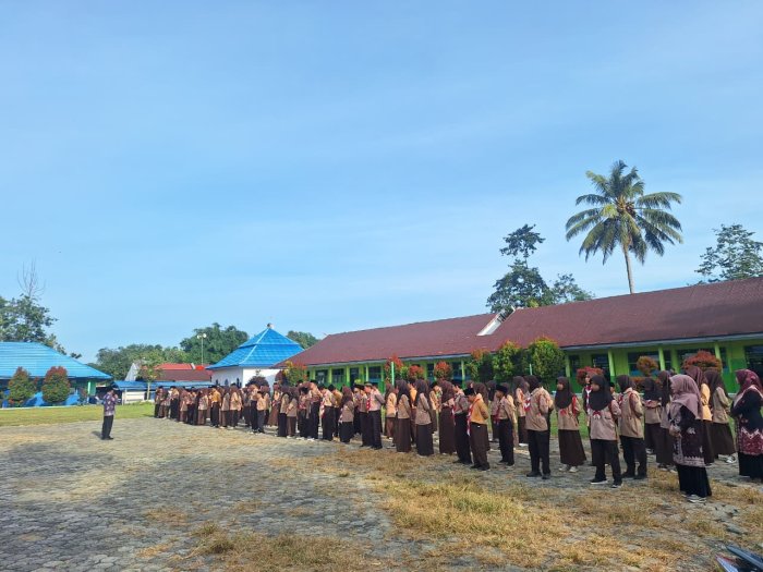 Tingkatkan Kedisiplinan, MTsN 4 Kerinci Gelar Razia Ketertiban Saat Apel Pagi