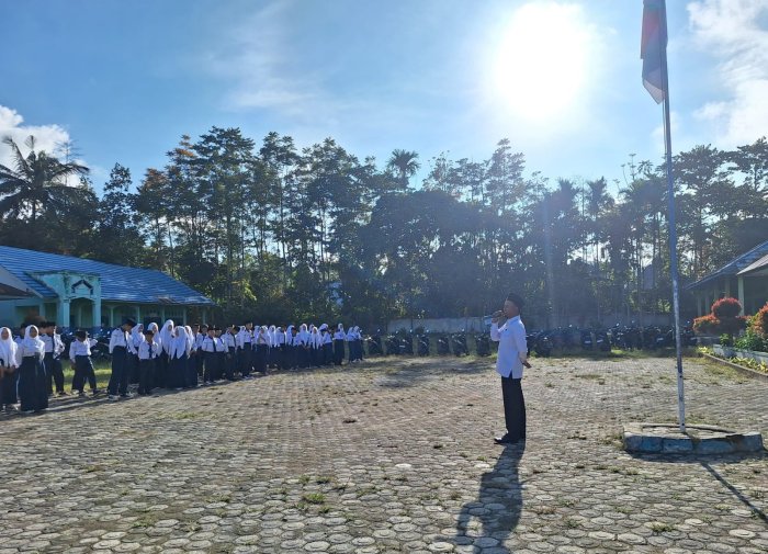 Wakamad Bidang Kesiswaan, Tekankan Kedisiplinan Pada Apel Pagi Selasa