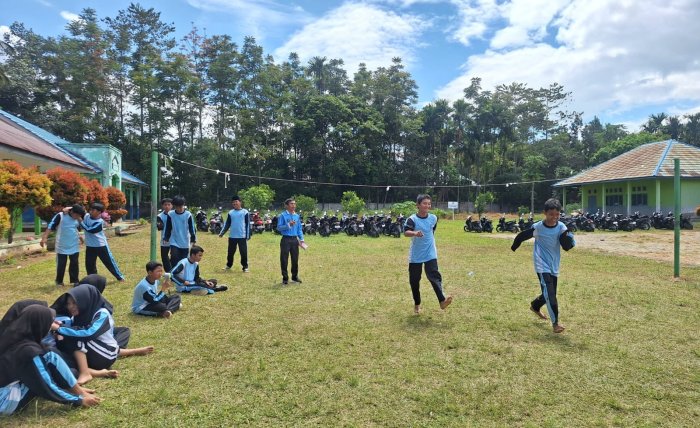 Siswa Kelas VIII B MTsN 4 Kerinci Unjuk Gigi dalam Praktik Atletik