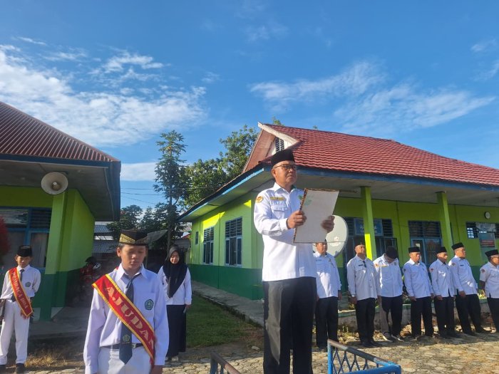 MTsN 4 Kerinci Gelar Upacara Bendera, Pembina Tekankan Disiplin dan Nasionalisme
