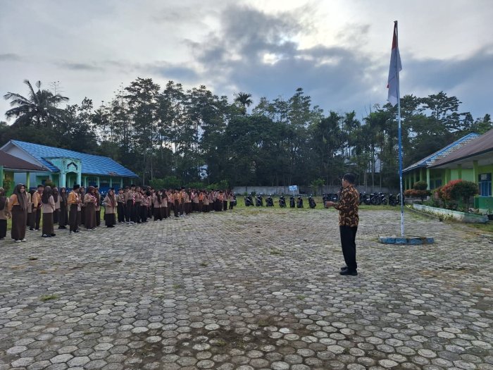 Siswa MTsN 4 Kerinci Mengikuti Apel Disiplin Pagi Kamis