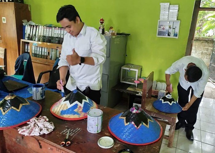 Kompak, Kerja Sama Tim Sukseskan Penampilan Seni Tari MTsN 4 Kerinci Kompak, Kerja Sama Tim Sukseskan Penampilan Seni Tari MTsN 4 Kerinci