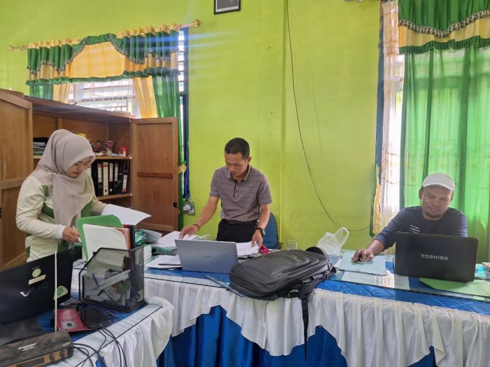 Pegawai MTsN 4 Kerinci Siapkan Berkas PKKM Kepala Madrasah Tahun 2025