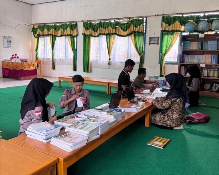 Sinergi Pendidikan: Mahasiswa Ilmu Perpustakaan IAIN Kerinci Laksanakan Praktek Lapangan di MTsN 4 Kerinci