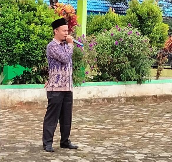 Wakamad Bidang Kesiswaan Pimpin Apel Disiplin Pagi Kamis