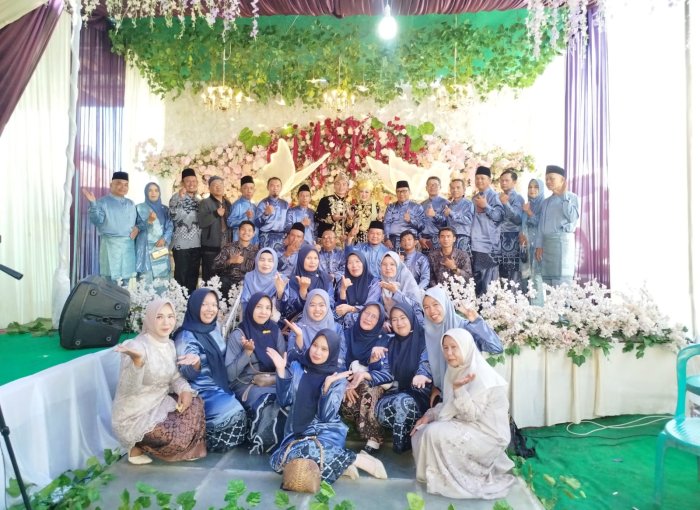 Penuh Kebahagiaan, Keluarga Besar MTsN 4 Kerinci Hadiri Resepsi Pernikahan Nurhazila, SE di Koto Iman