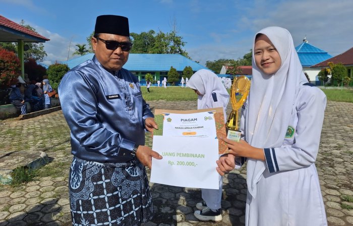MTsN 4 Kerinci Serahkan Hadiah Juara 1 Lomba Kultum dan Tari Kreasi
