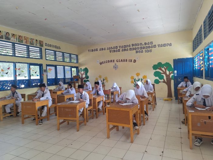 Pelaksanaan Ujian Tengah Semester Hari Pertama Tapel 2025/2026 di MTsN 4 Kerinci Berjalan Lancar