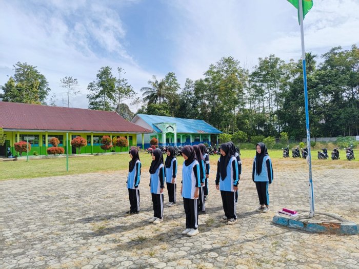 Siswa MTsN 4 Kerinci Gelar Latihan Upacara Bendera: Kedisiplinan Jadi Fokus Utama