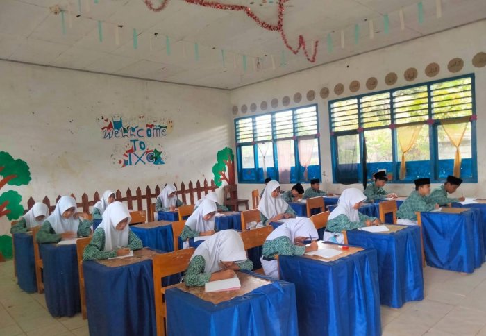 Siswa Kelas IX MTsN 4 Kerinci Rampungkan UTS Hari Terakhir Setelah Sempat Tertunda 