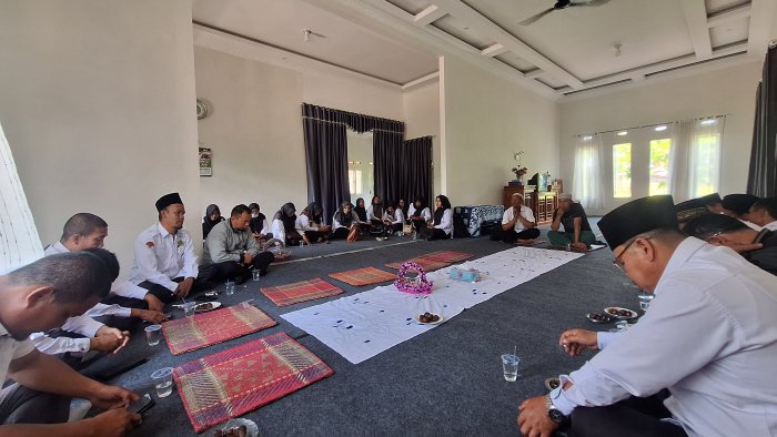 Keluarga Besar MTsN 4 Kerinci Kunjungi Guru yang Sedang Sakit