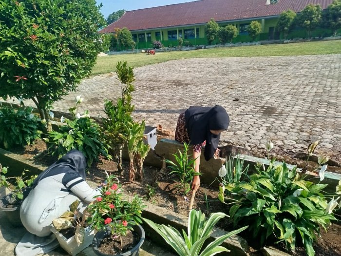 Pramubakti MTsN 4 Kerinci Percantik Taman Madrasah Jelang Libur Lebaran