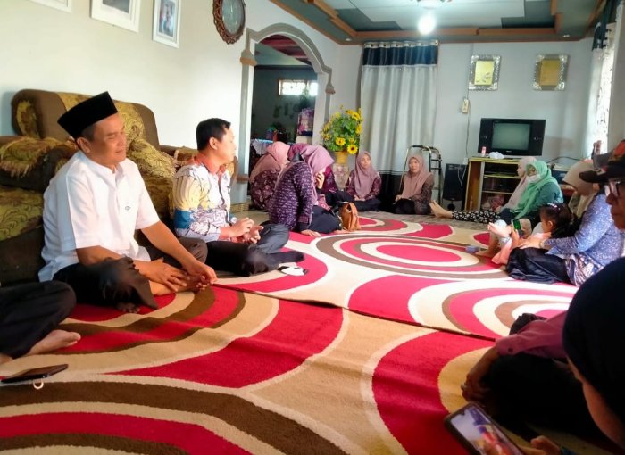 Wujud Kepedulian, Keluarga Besar MTsN 4 Kerinci Besuk Ananda dari Ibu Radiah, S.Ag