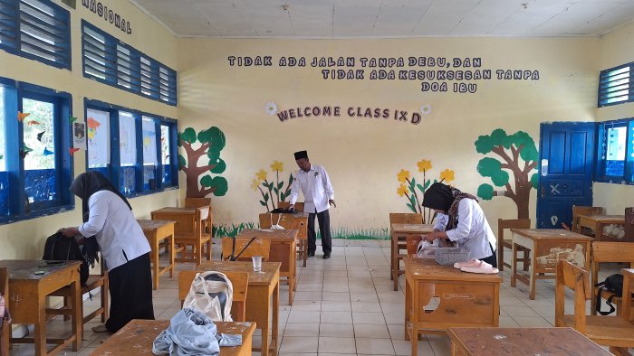 Tegakkan Disiplin, MTsN 4 Kerinci Gelar Razia Ponsel di Kelas Tegakkan Disiplin, MTsN 4 Kerinci Gelar Razia Ponsel di Kelas